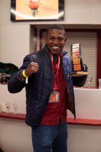 Jhoyner Salgado, acteur d'El árbol rojo, avec le Prix CCAS de la fiction @Nicolás Aguilera