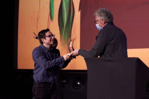 Gustavo Gamero, réalisateur de Tierra, remportant un prix @Nicolás Aguilera