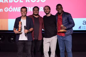 L'équipe du film El árbol rojo remportant leurs prix @Nicolás Aguilera