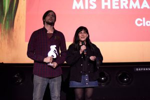 L'équipe du film Mis hermanos sueñan despiertos remportant un prix @Nicolás Aguilera